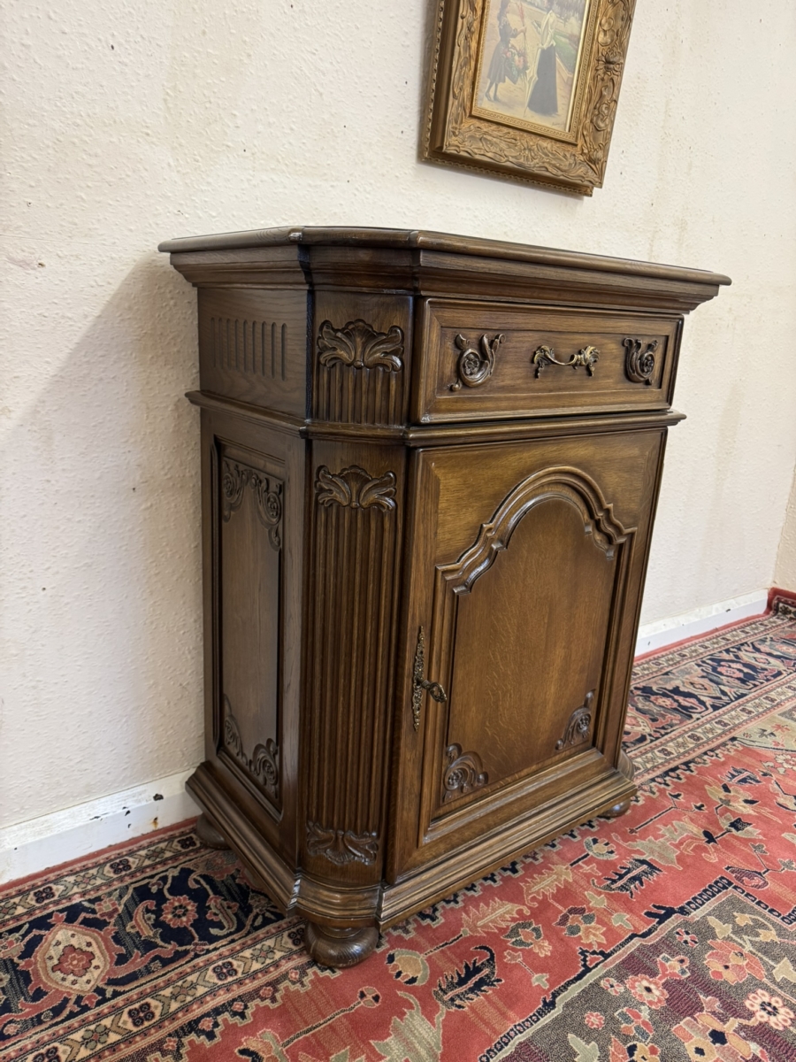 OUTSTANDING QUALITY CARVED OAK NEST SIZED CUPBOARD/CABINET - Image 3