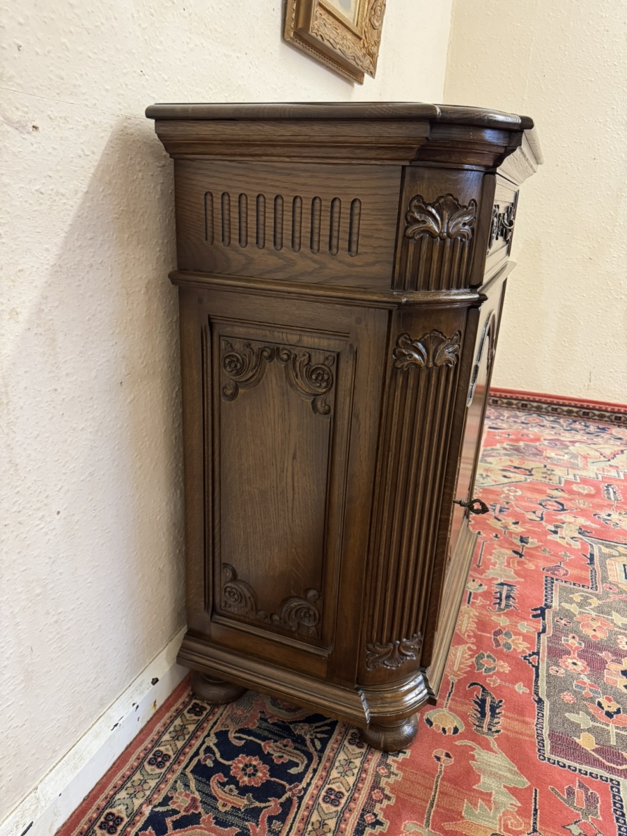 OUTSTANDING QUALITY CARVED OAK NEST SIZED CUPBOARD/CABINET - Image 4
