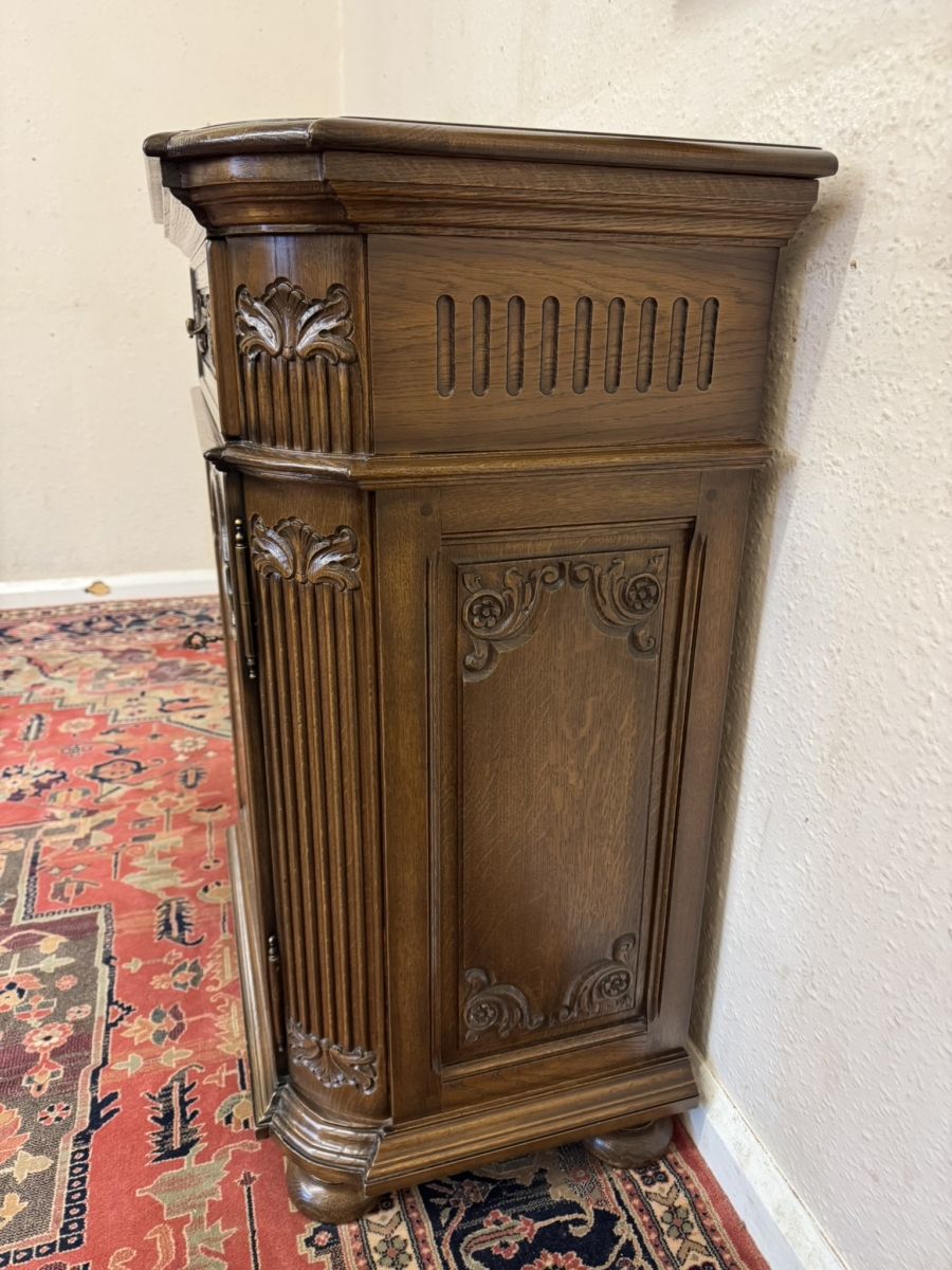 OUTSTANDING QUALITY CARVED OAK NEST SIZED CUPBOARD/CABINET - Image 5