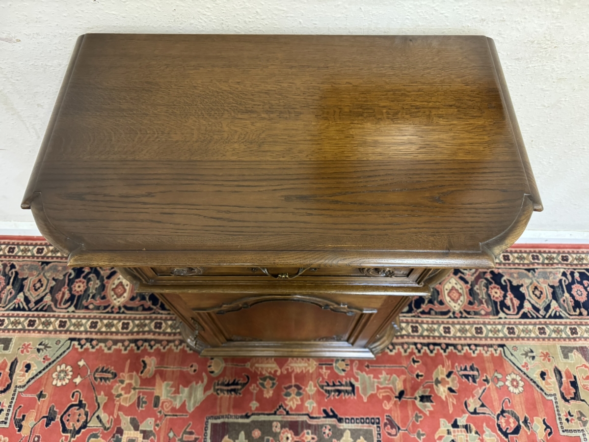 OUTSTANDING QUALITY CARVED OAK NEST SIZED CUPBOARD/CABINET - Image 6