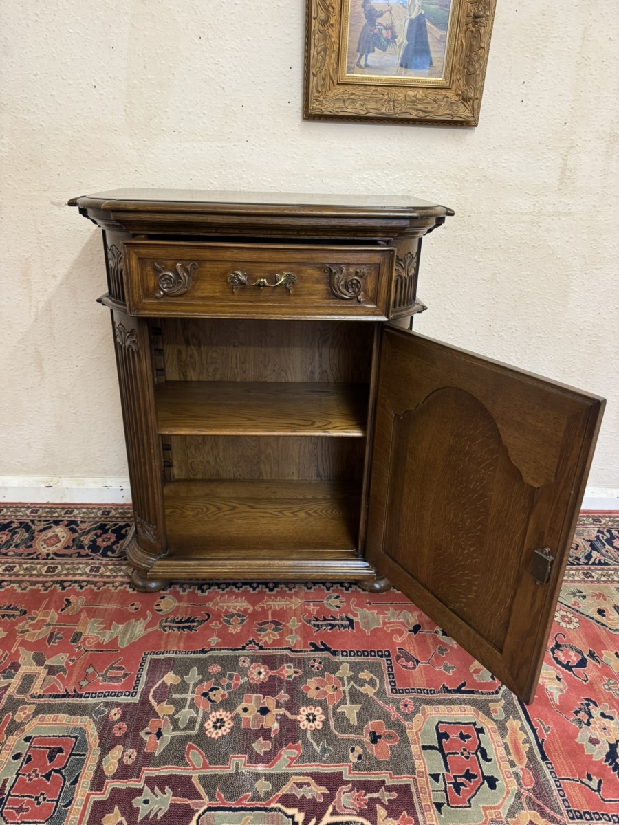 OUTSTANDING QUALITY CARVED OAK NEST SIZED CUPBOARD/CABINET - Image 7