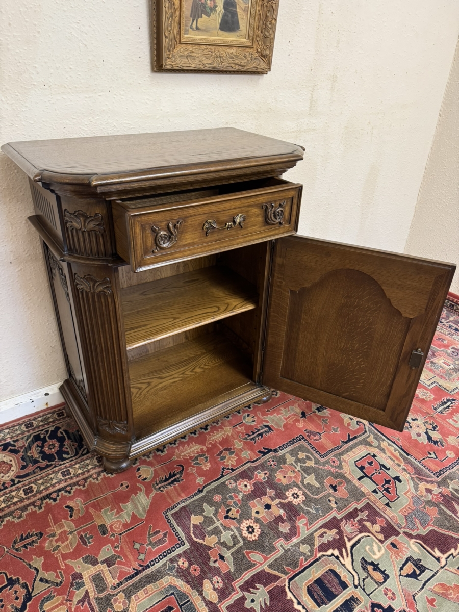 OUTSTANDING QUALITY CARVED OAK NEST SIZED CUPBOARD/CABINET - Image 8