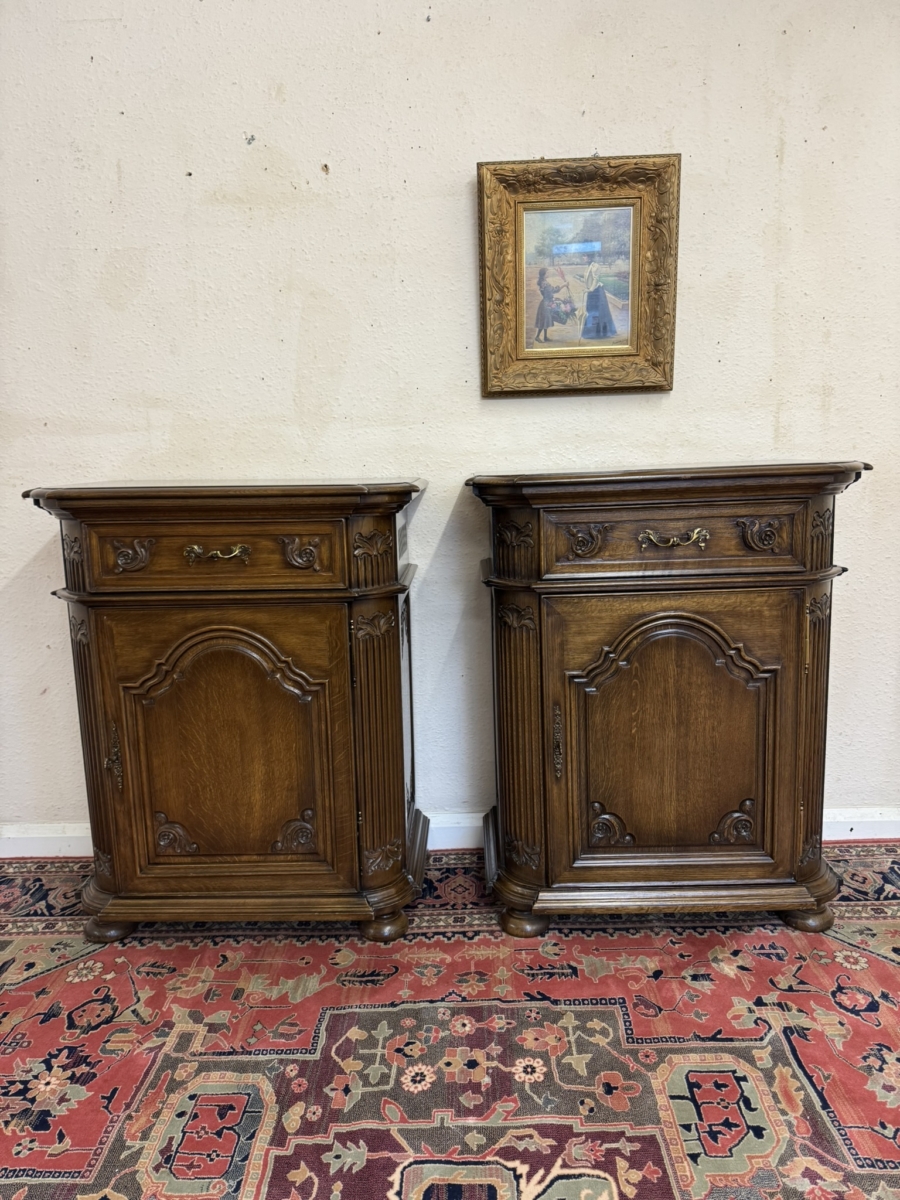 OUTSTANDING QUALITY CARVED OAK NEST SIZED CUPBOARD/CABINET - Image 9