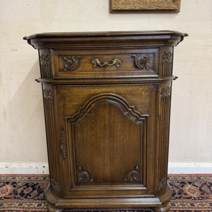 OUTSTANDING QUALITY CARVED OAK NEAT SIZED CUPBOARD/CABINET