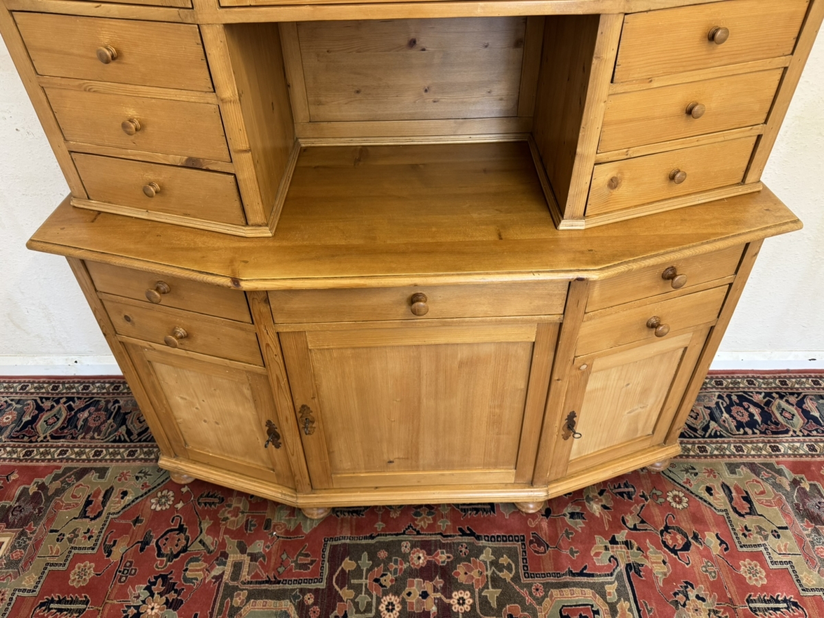 FANTASTIC QUALITY GLAZED TOP PINE DRESSER - Image 6