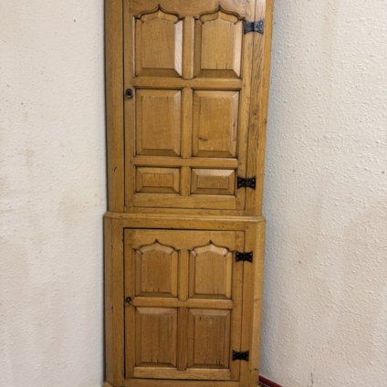 OUTSTANDING QUALITY LIGHT OAK PANELLED CORNER CUPBOARD