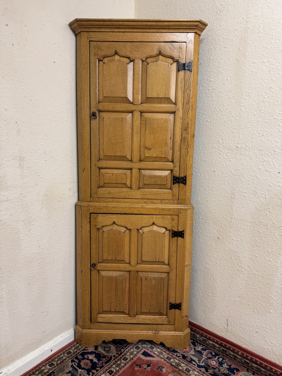 OUTSTANDING QUALITY LIGHT OAK PANELLED CORNER CUPBOARD