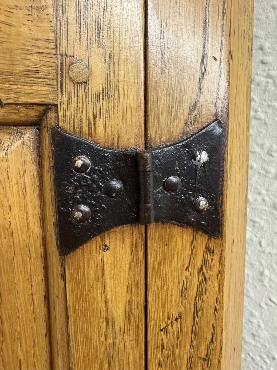 OUTSTANDING QUALITY LIGHT OAK PANELLED CORNER CUPBOARD - Image 7