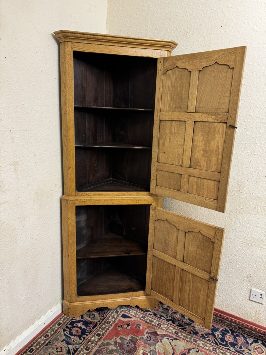 OUTSTANDING QUALITY LIGHT OAK PANELLED CORNER CUPBOARD - Image 8