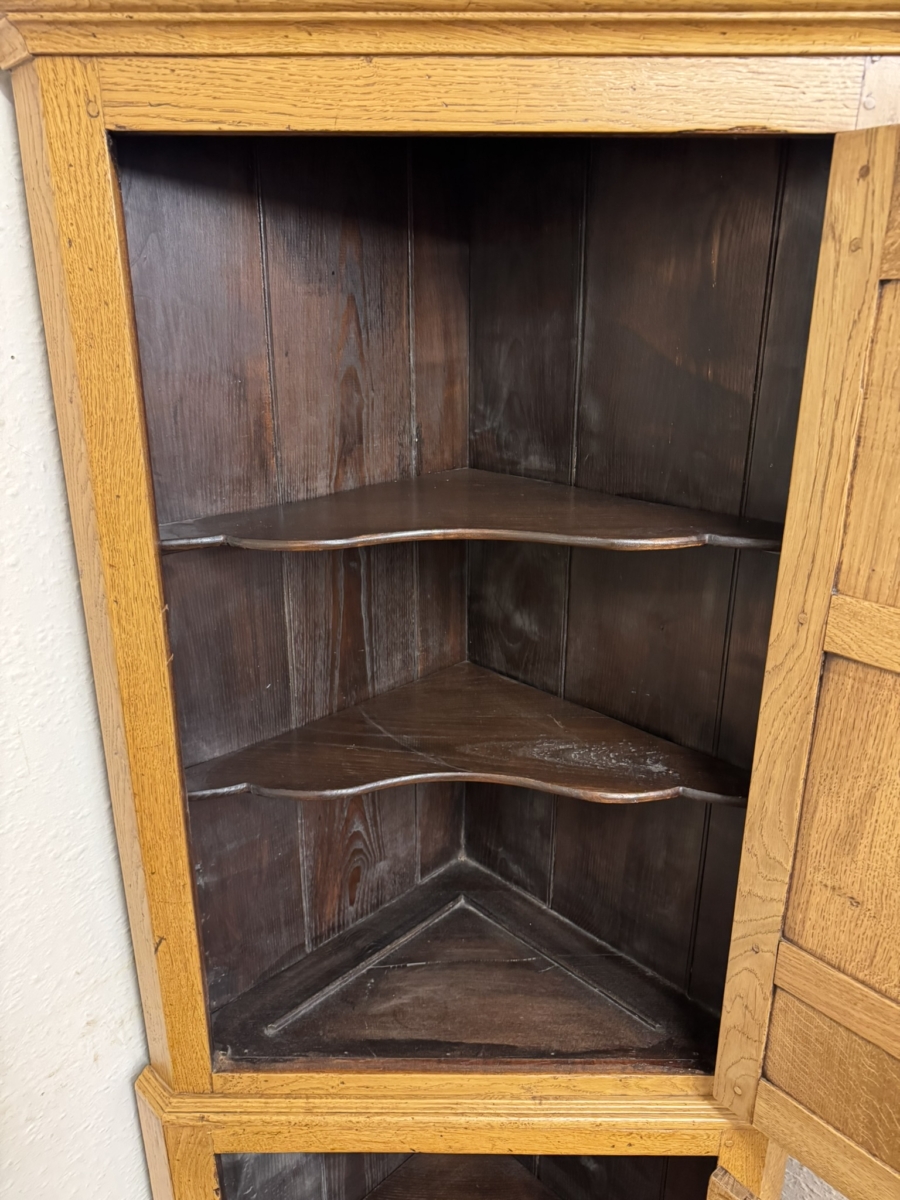 OUTSTANDING QUALITY LIGHT OAK PANELLED CORNER CUPBOARD - Image 9