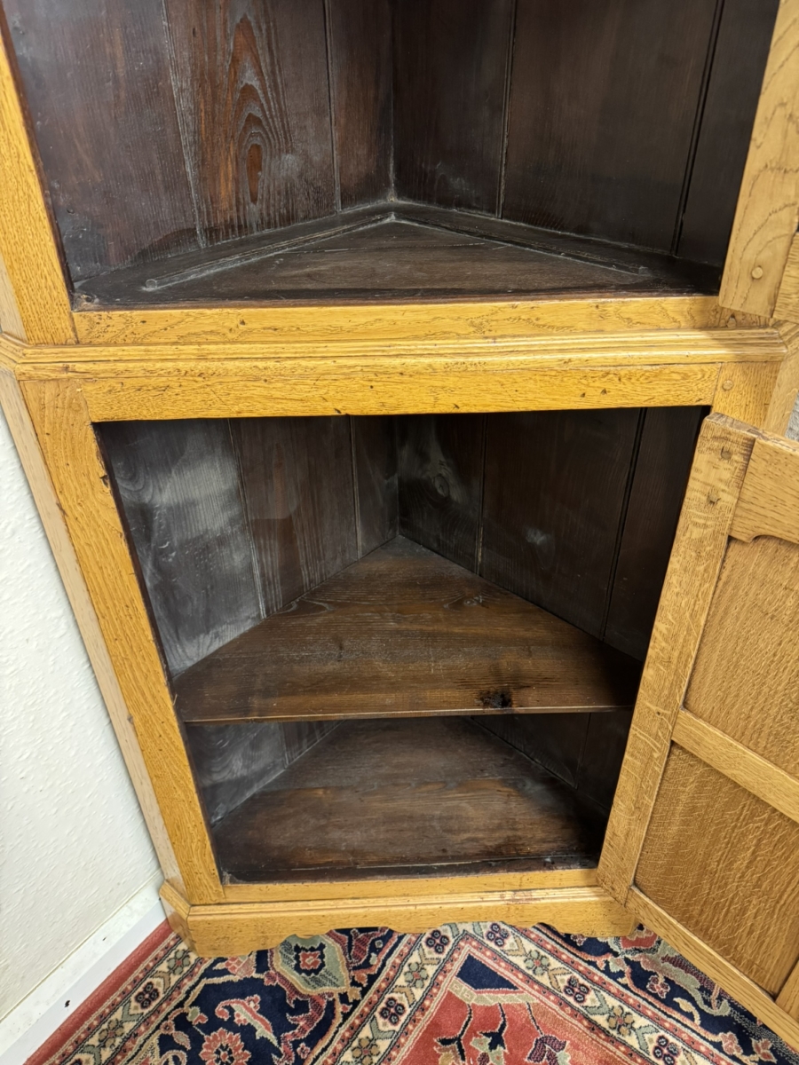 OUTSTANDING QUALITY LIGHT OAK PANELLED CORNER CUPBOARD - Image 10