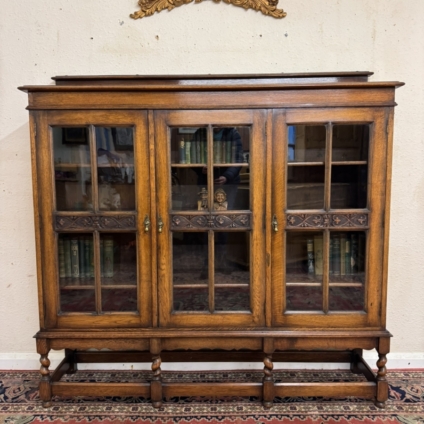 STUNNING ANTIQUE CARVED OAK THREE DOOR GLAZED BOOKCASE CIRCA 1920
