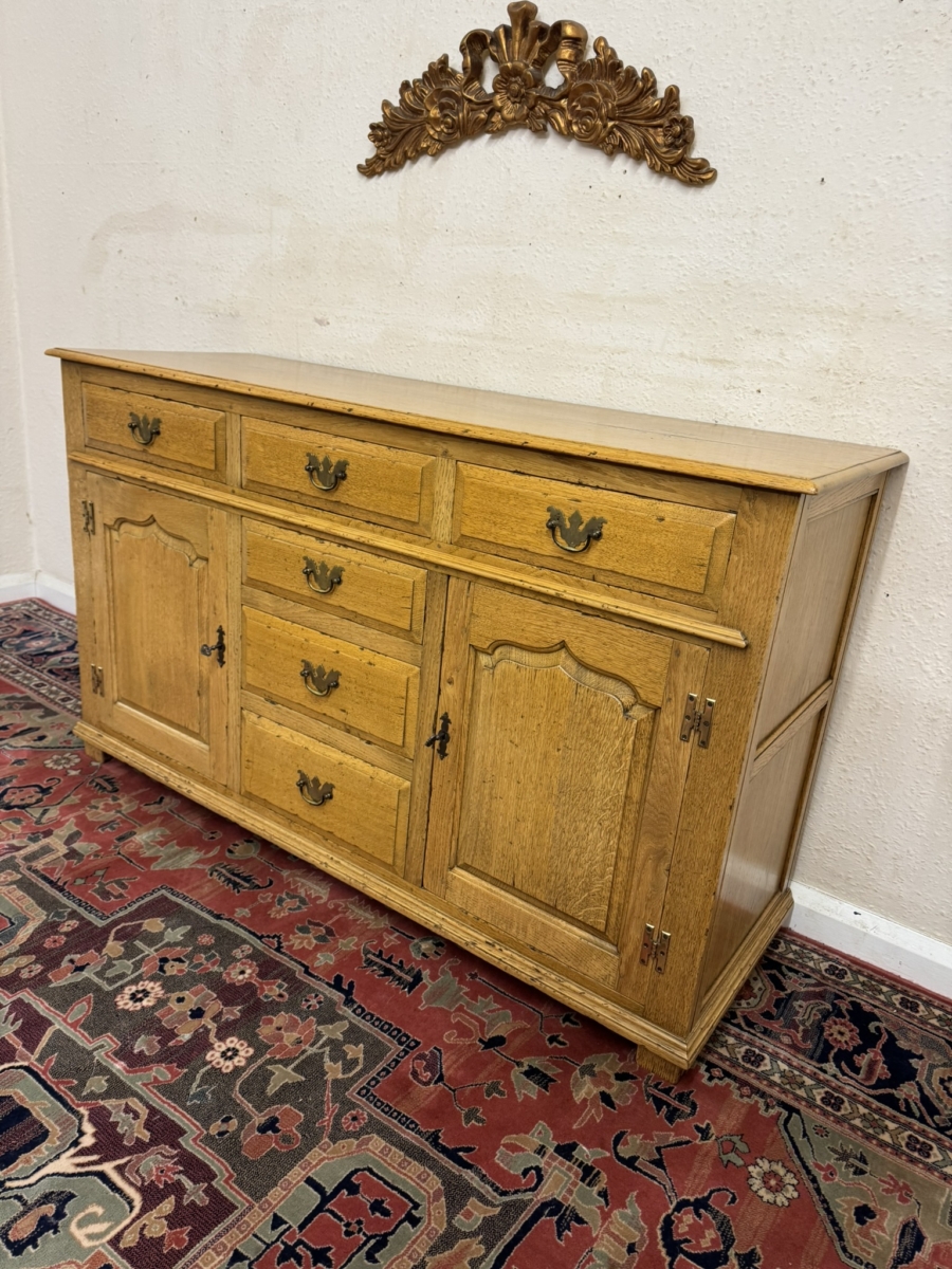 OUTSTANDING QUALITY SOLID LIGHT OAK DRESSER/SIDEBOARD - Image 3