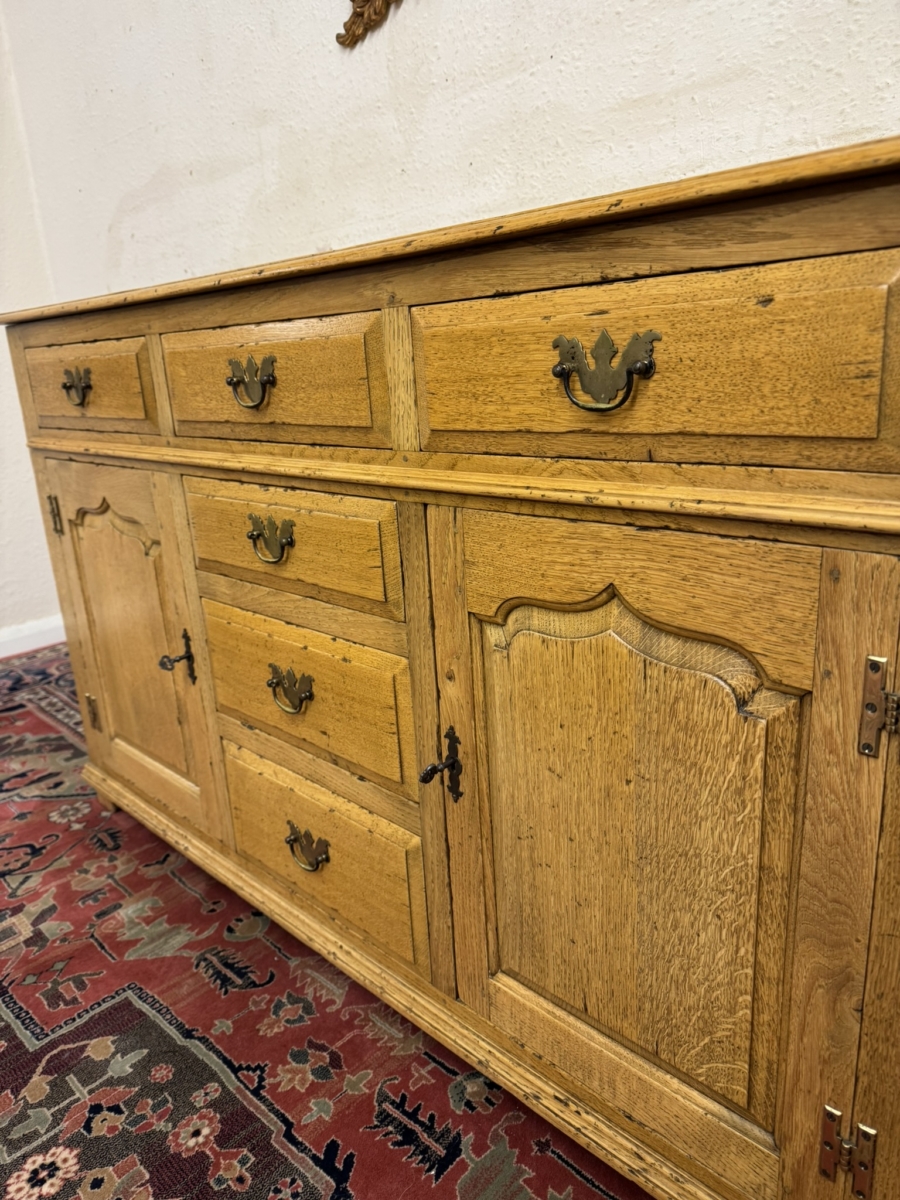 OUTSTANDING QUALITY SOLID LIGHT OAK DRESSER/SIDEBOARD - Image 4