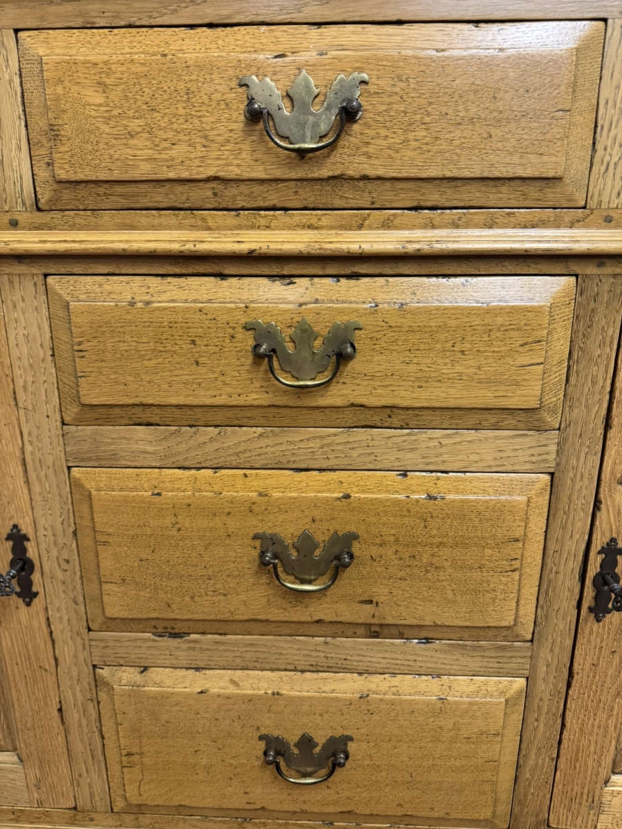 OUTSTANDING QUALITY SOLID LIGHT OAK DRESSER/SIDEBOARD - Image 5