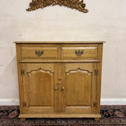 OUTSTANDING QUALITY SOLID OAK CUPBOARD/DRESSER