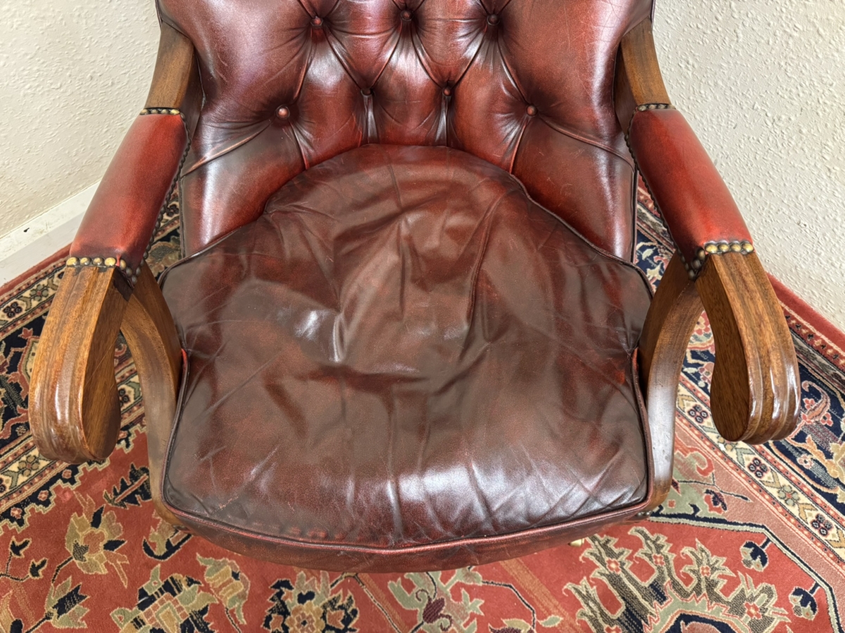 FANTASTIC QUALITY RED LEATHER DEEP BUTTONED BACK LIBRARY CHAIR - Image 7