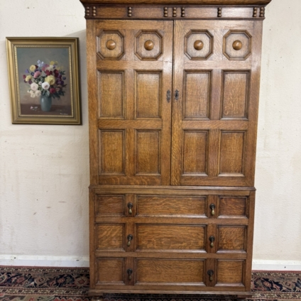 FANTASTIC QUALITY ANTIQUE OAK TWO DOOR CUPBOARD WITH DRAWERS CIRCA 1920