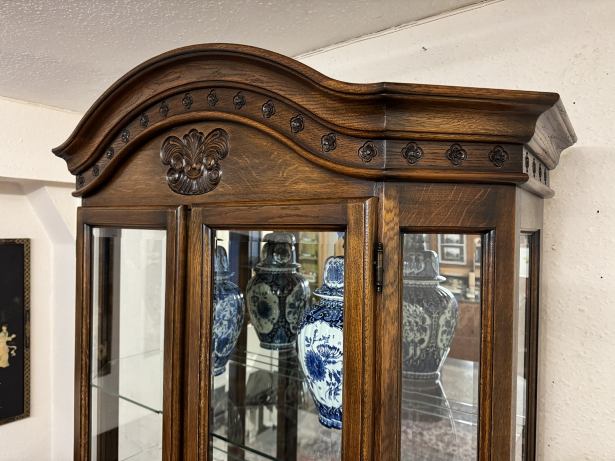 OUTSTANDING QUALITY CARVED OAK GLZED DISPLAY CABINET - Image 4