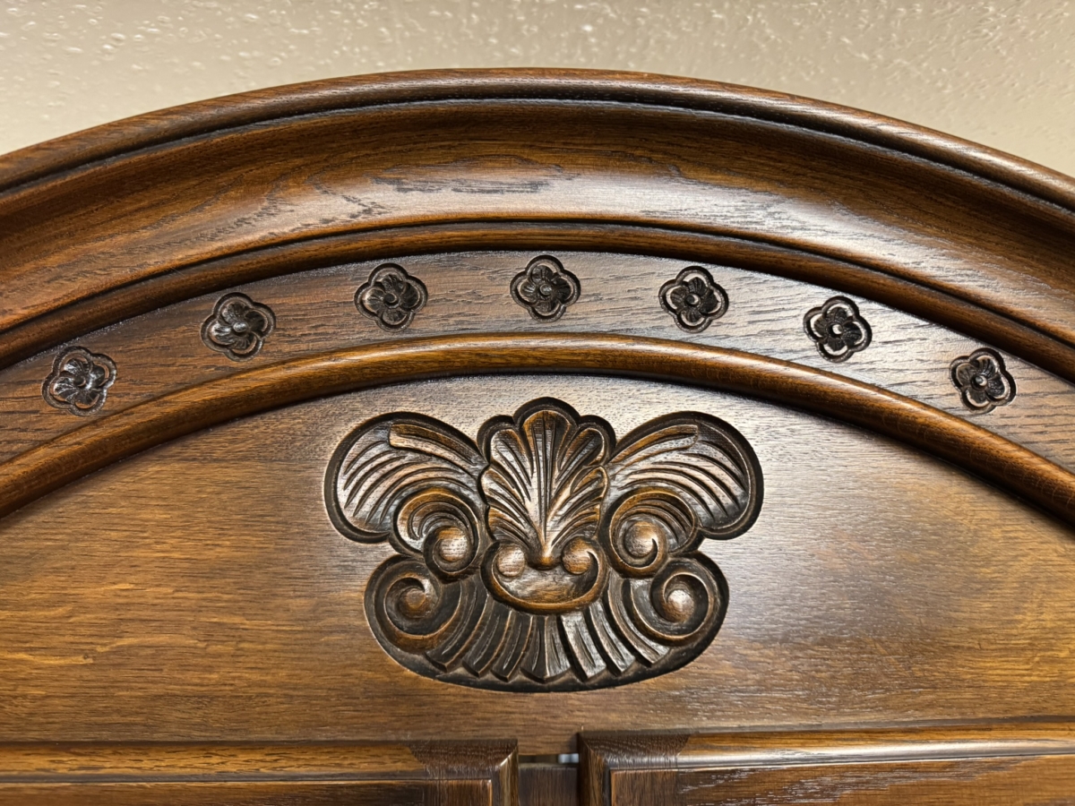 OUTSTANDING QUALITY CARVED OAK GLZED DISPLAY CABINET - Image 5