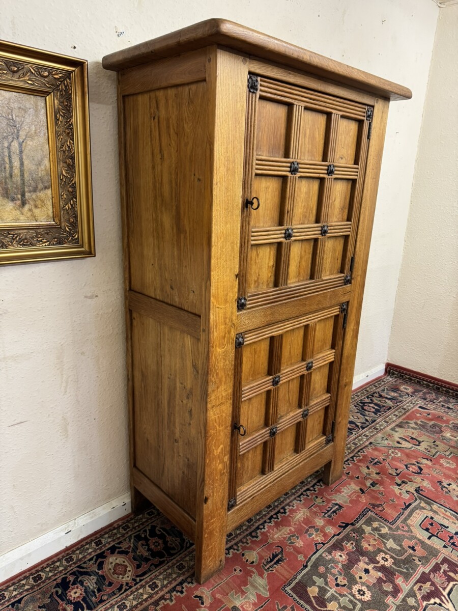 OUTSTANDING QUALITY RUSTIC FRENCH COUNTRY OAK HUTCH CUPBOARD CIRCA 1940 - Image 2