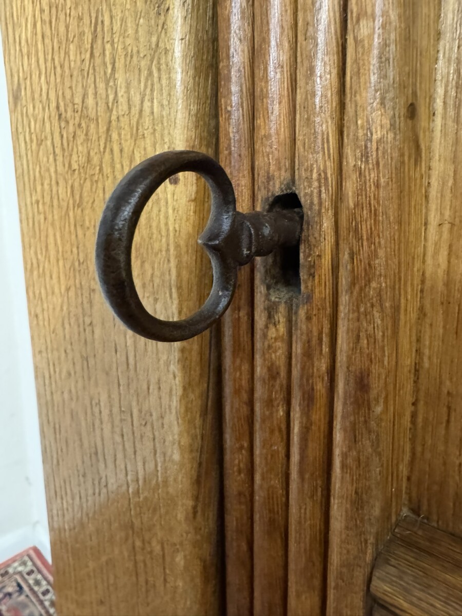OUTSTANDING QUALITY RUSTIC FRENCH COUNTRY OAK HUTCH CUPBOARD CIRCA 1940 - Image 6