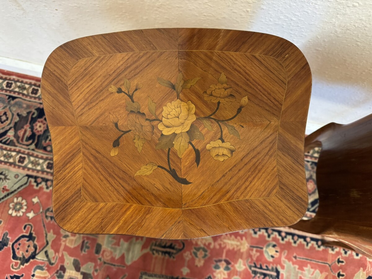 STUNNING PAIR OF FRENCH KINGWOOD MARQUETRY INLAID BEDSIDE DRAWERS/SIDE TABLES - Image 4