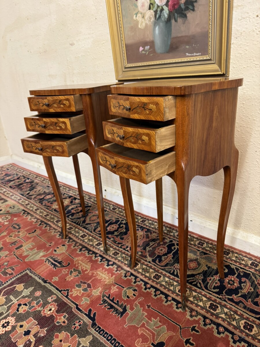 STUNNING PAIR OF FRENCH KINGWOOD MARQUETRY INLAID BEDSIDE DRAWERS/SIDE TABLES - Image 7