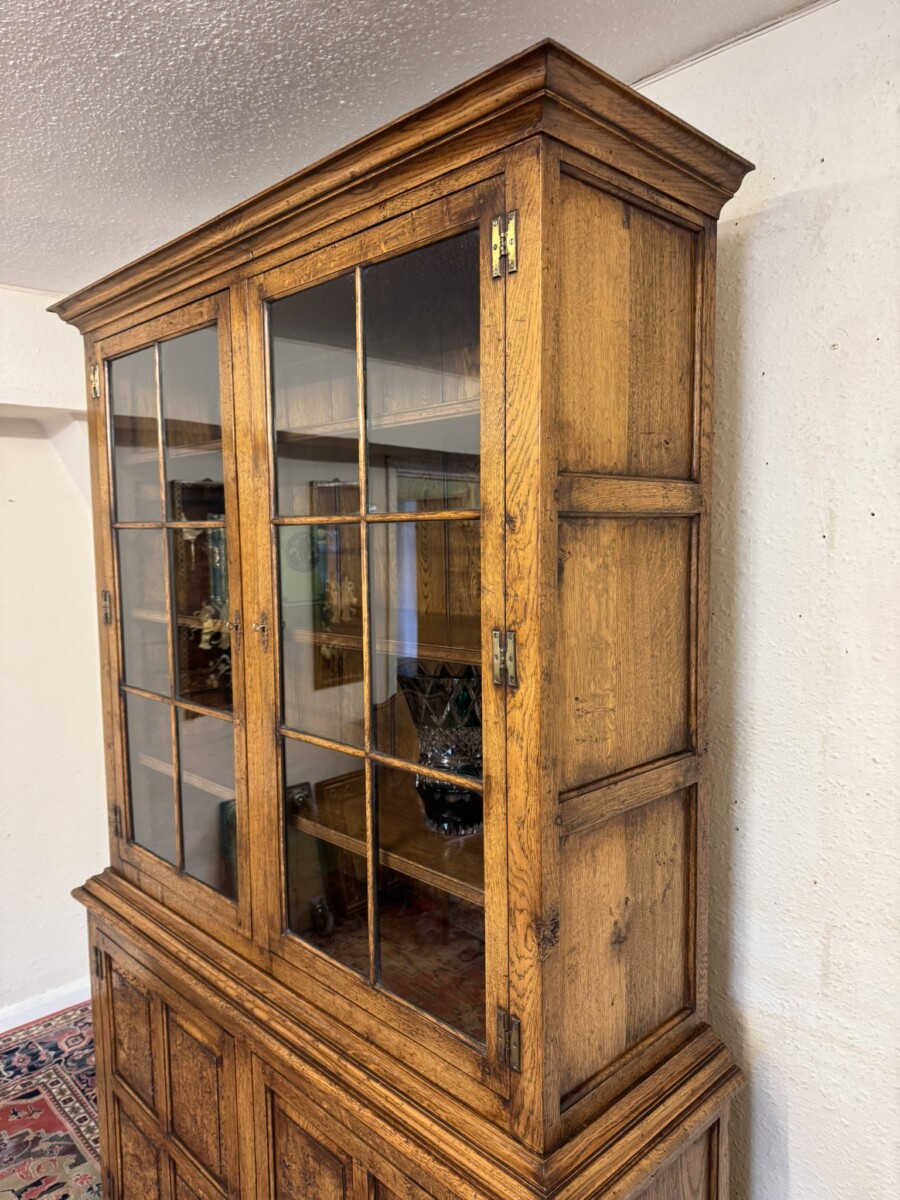 OUTSTANDING QUALITY BURR OAK GLAZED BOOKCASE/CABINET - Image 4