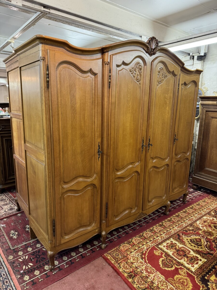 FRENCH CARVED OAK FOUR DOOR ARMOIRE/WARDROBE CIRCA 1940 - Image 3