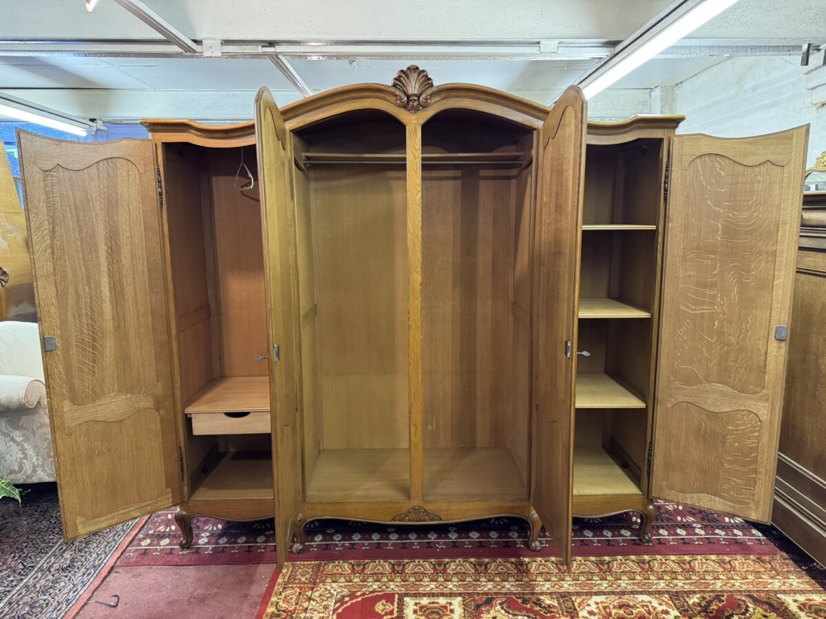 FRENCH CARVED OAK FOUR DOOR ARMOIRE/WARDROBE CIRCA 1940 - Image 5