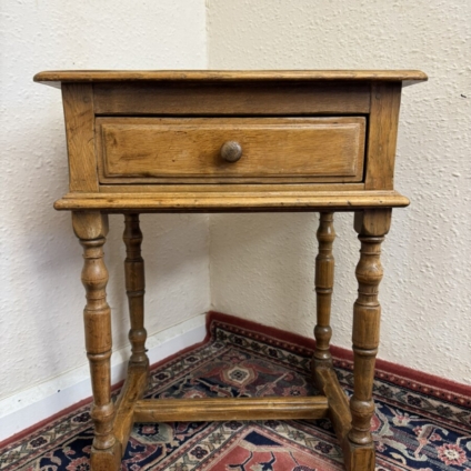 FABULOUS QUALITY OAK SINGLE DRAWER SIDE TABLE