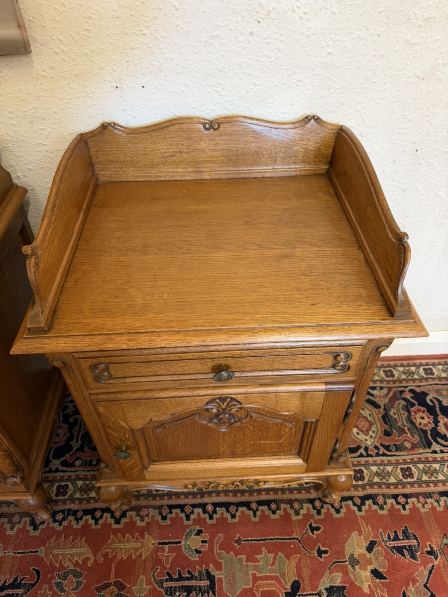 PAIR OF FRENCH CARVED OAK HIS & HERS BEDSIDE CABINETS CIRCA 1950 - Image 6