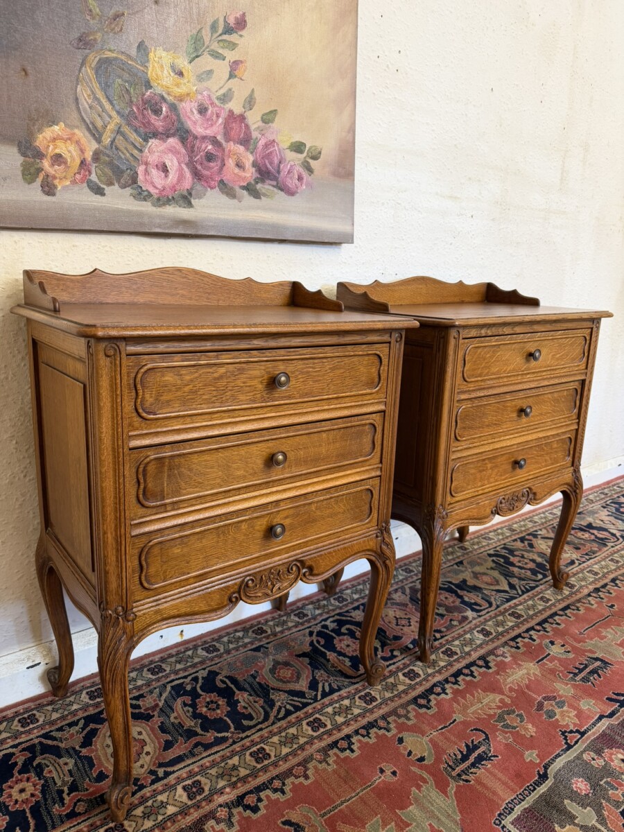 PAIR OF FRENCH CARVED OAK BEDSIDE CABINETS/DRAWERS CIRCA 1950 - Image 3