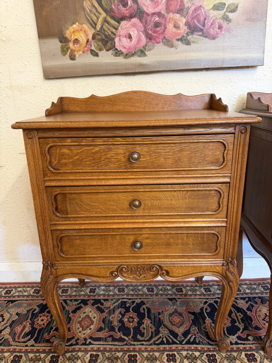 PAIR OF FRENCH CARVED OAK BEDSIDE CABINETS/DRAWERS CIRCA 1950 - Image 4