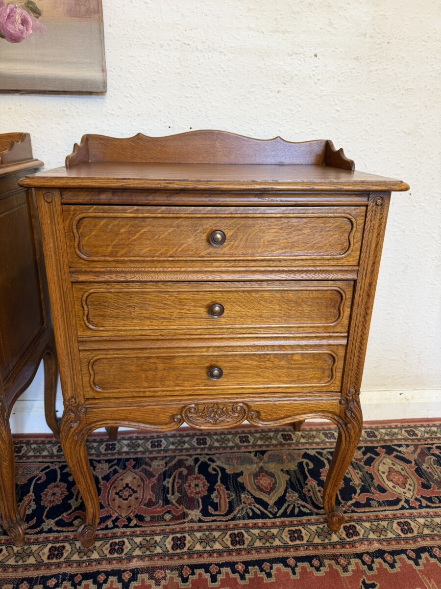PAIR OF FRENCH CARVED OAK BEDSIDE CABINETS/DRAWERS CIRCA 1950 - Image 5