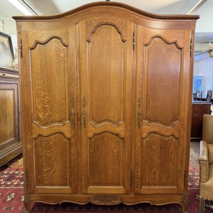 QUALITY FRENCH THREE DOOR CARVED OAK ARMOIRE/WARDROBE CIRCA 1950