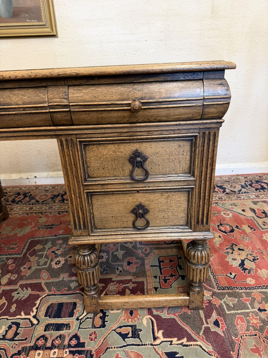 QUALITY ANTIQUE CARVED OAK WRITING DESK CIRCA 1920 - Image 7