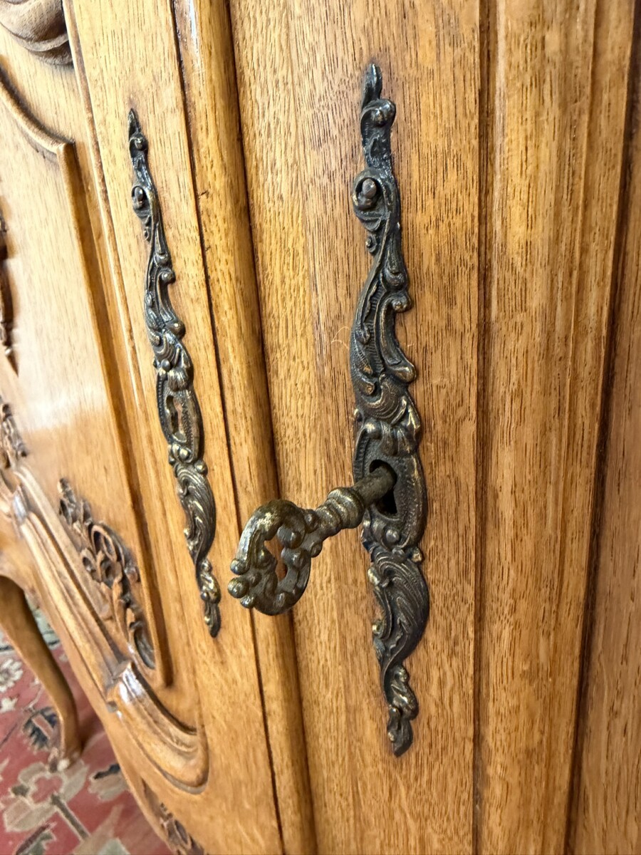 ANTIQUE FRENCH SHAPED CARVED OAK FOUR DOOR ENFILADE/CREDENZA CIRCA 1930 - Image 10
