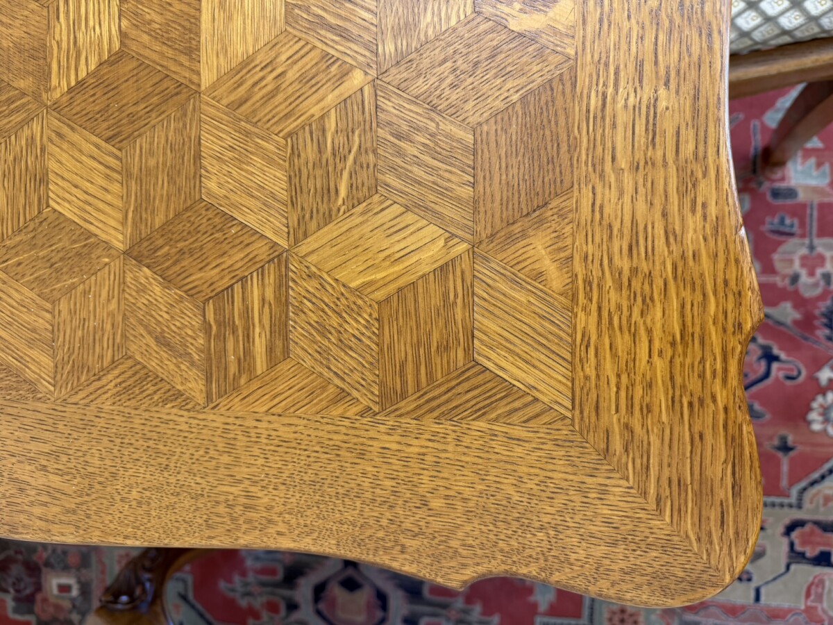 ANTIQUE FRENCH CARVED OAK PARQUETRY TOP EXTENDING TABLE & SIX CHAIRS CIRCA 1930 - Image 9