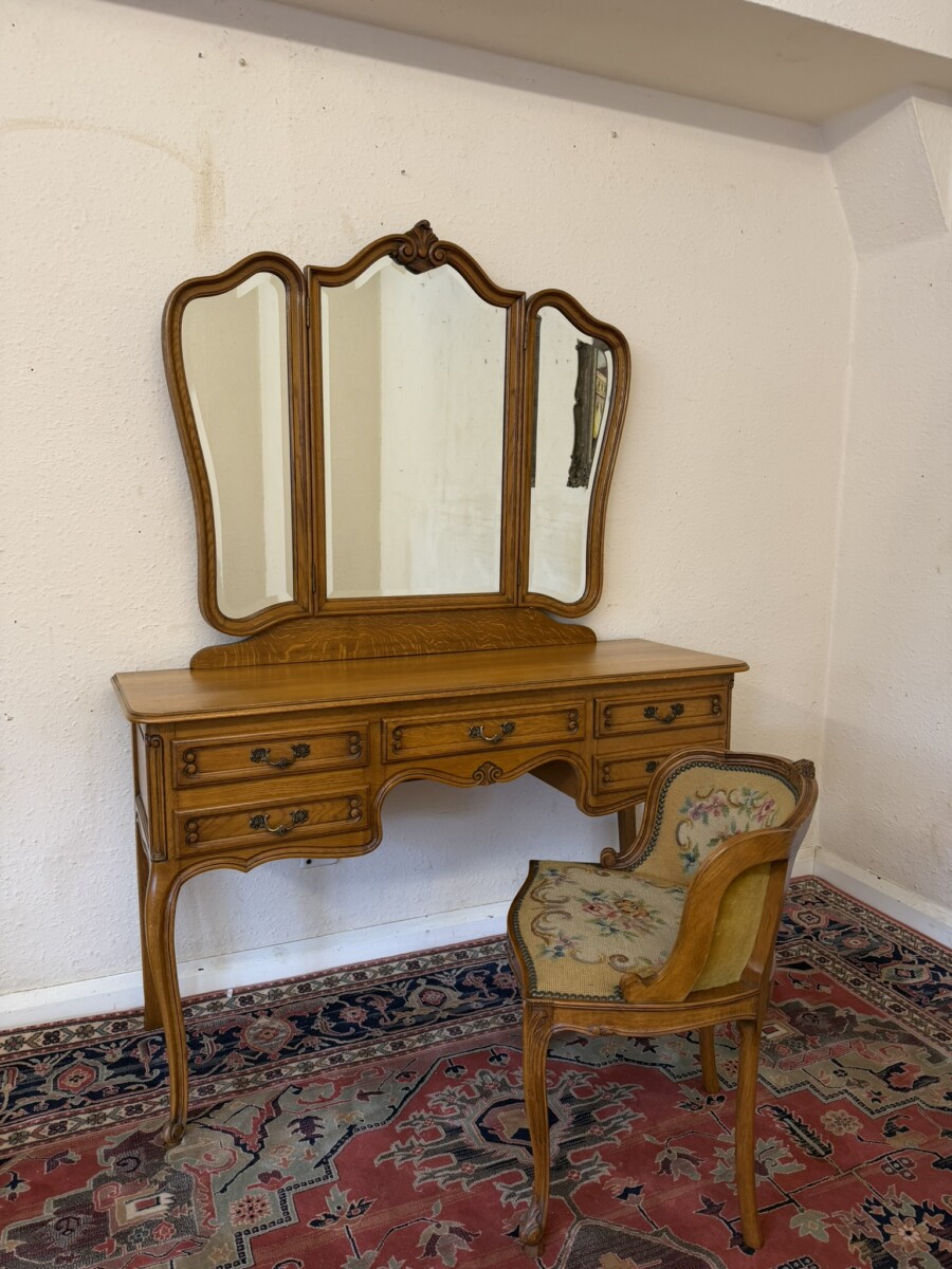 FRENCH CARVED OAK TRIPPLE MIRRORED DRESSING TABLE AND CHAIR CIRCA 1950 - Image 2