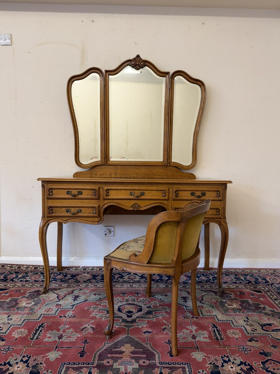 FRENCH CARVED OAK TRIPPLE MIRRORED DRESSING TABLE AND CHAIR CIRCA 1950 - Image 3