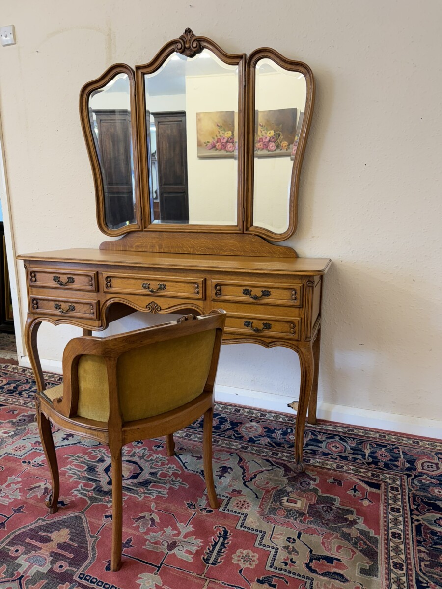 FRENCH CARVED OAK TRIPPLE MIRRORED DRESSING TABLE AND CHAIR CIRCA 1950 - Image 4