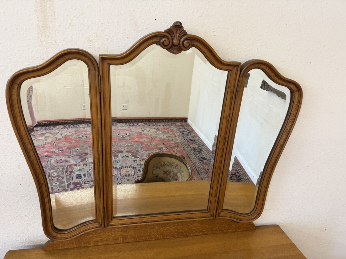 FRENCH CARVED OAK TRIPPLE MIRRORED DRESSING TABLE AND CHAIR CIRCA 1950 - Image 5