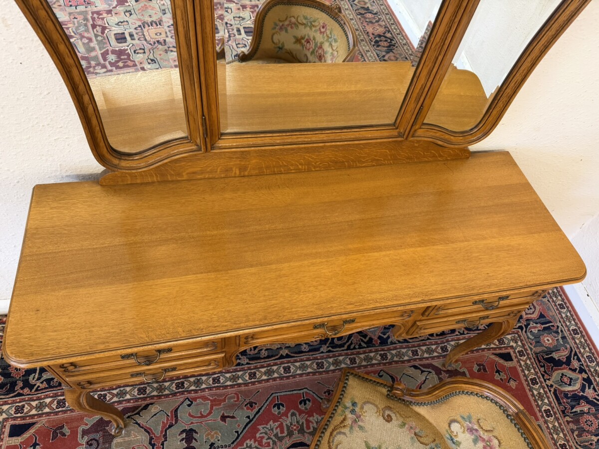 FRENCH CARVED OAK TRIPPLE MIRRORED DRESSING TABLE AND CHAIR CIRCA 1950 - Image 6