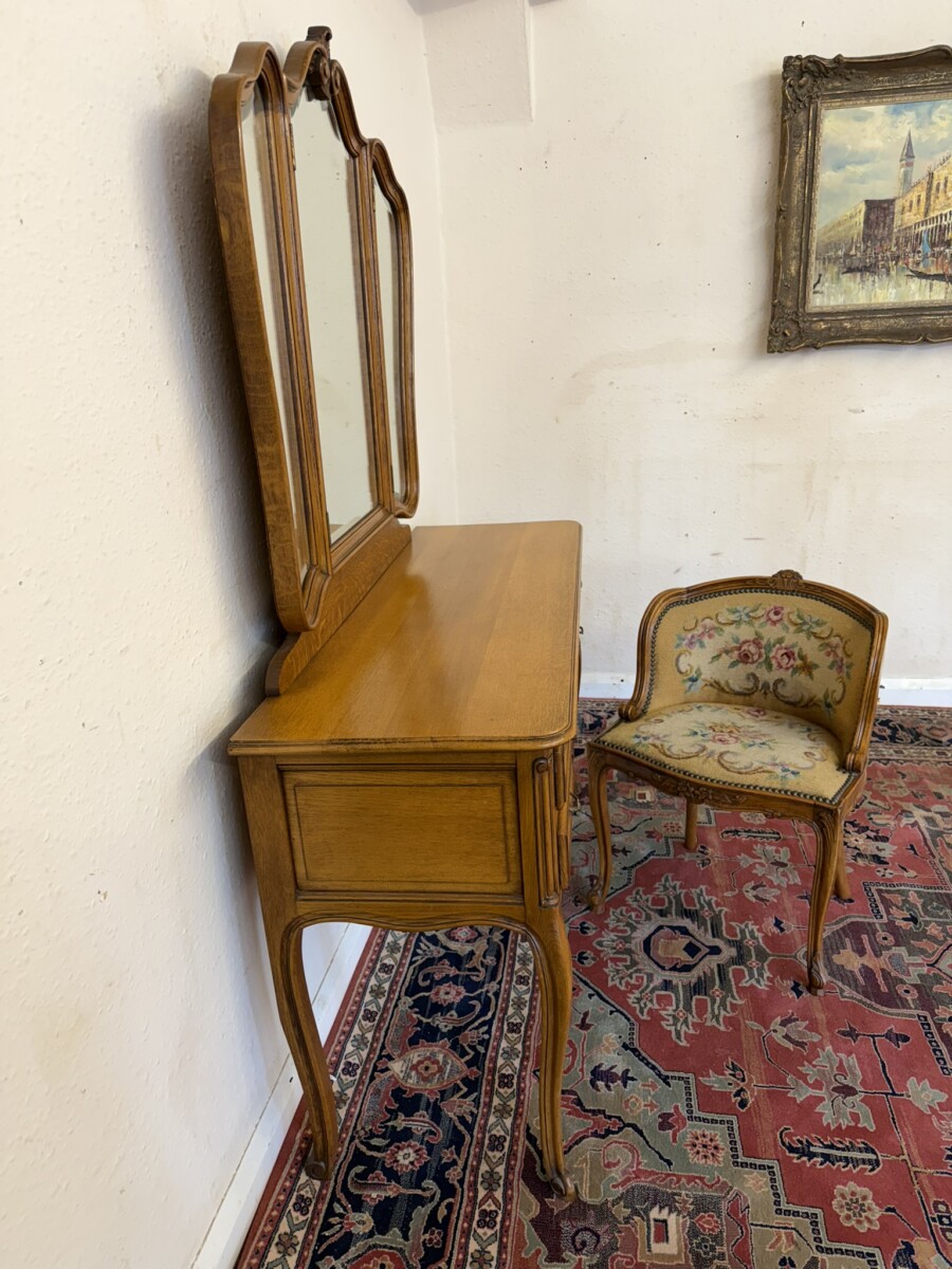 FRENCH CARVED OAK TRIPPLE MIRRORED DRESSING TABLE AND CHAIR CIRCA 1950 - Image 7