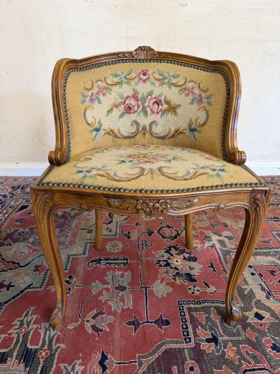 FRENCH CARVED OAK TRIPPLE MIRRORED DRESSING TABLE AND CHAIR CIRCA 1950 - Image 8