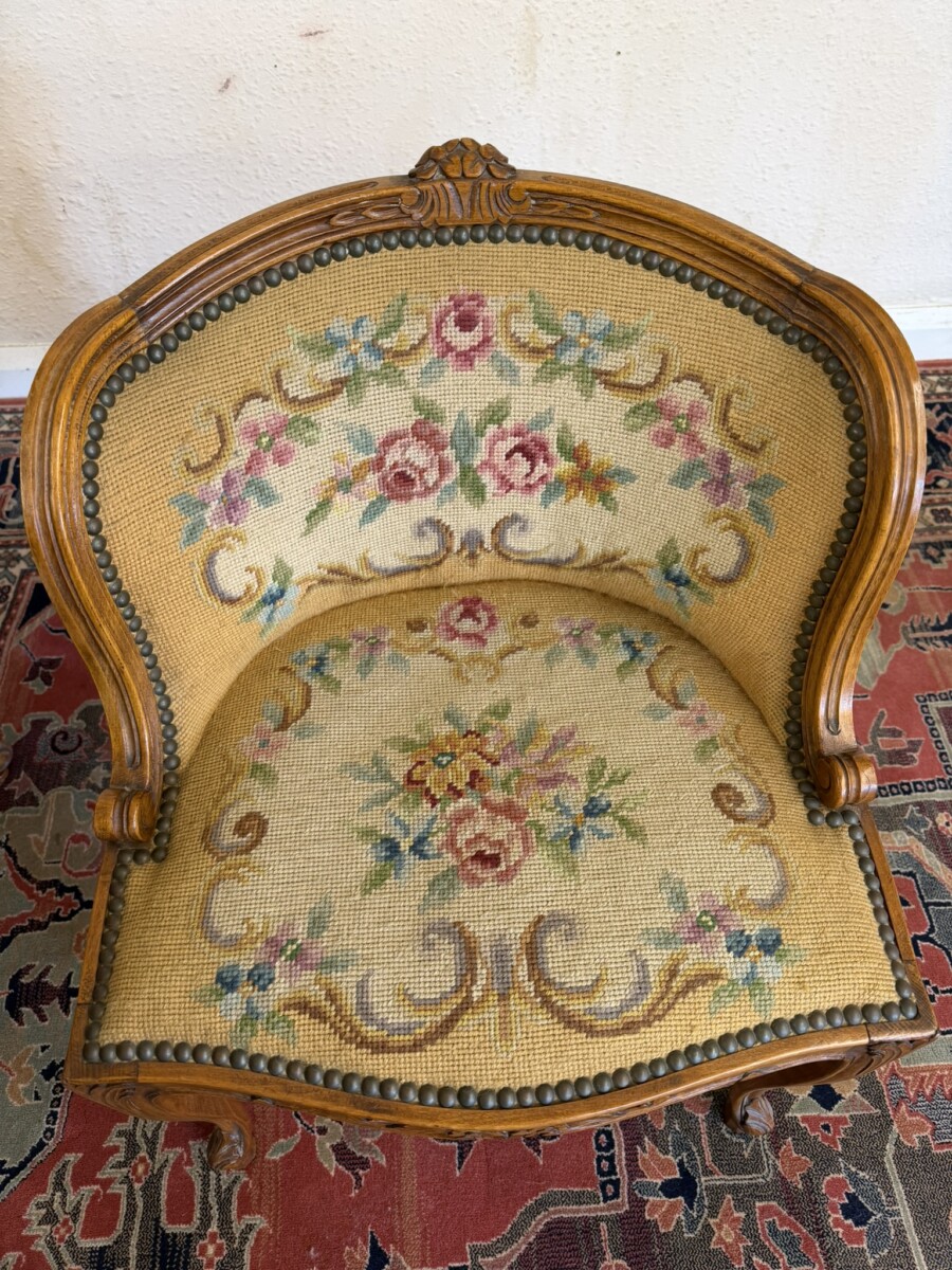 FRENCH CARVED OAK TRIPPLE MIRRORED DRESSING TABLE AND CHAIR CIRCA 1950 - Image 9