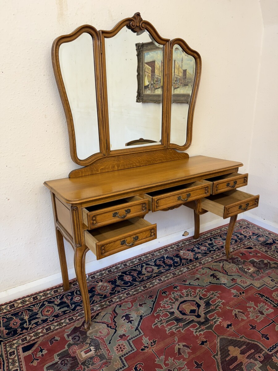 FRENCH CARVED OAK TRIPPLE MIRRORED DRESSING TABLE AND CHAIR CIRCA 1950 - Image 12