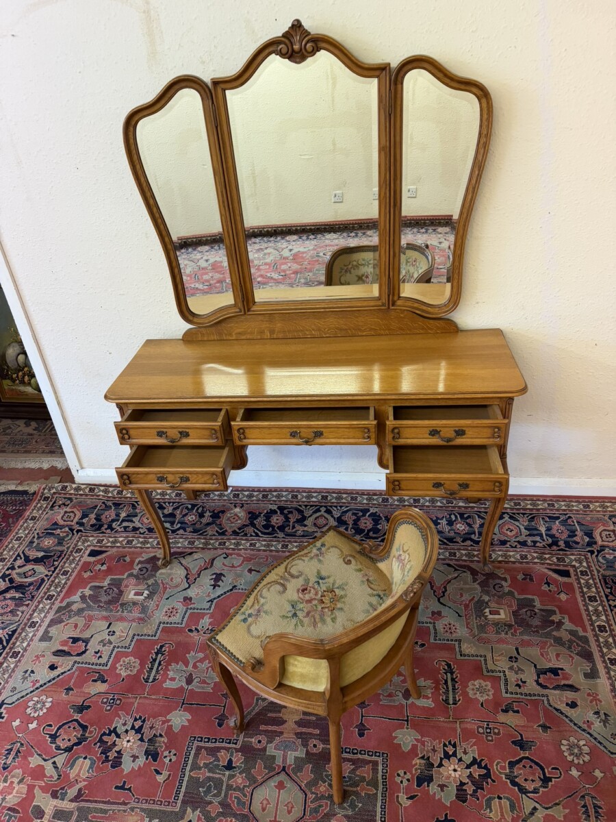 FRENCH CARVED OAK TRIPPLE MIRRORED DRESSING TABLE AND CHAIR CIRCA 1950 - Image 13